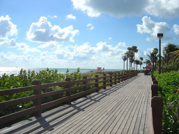 miami-beach-boardwalk-1520623-1600x1200